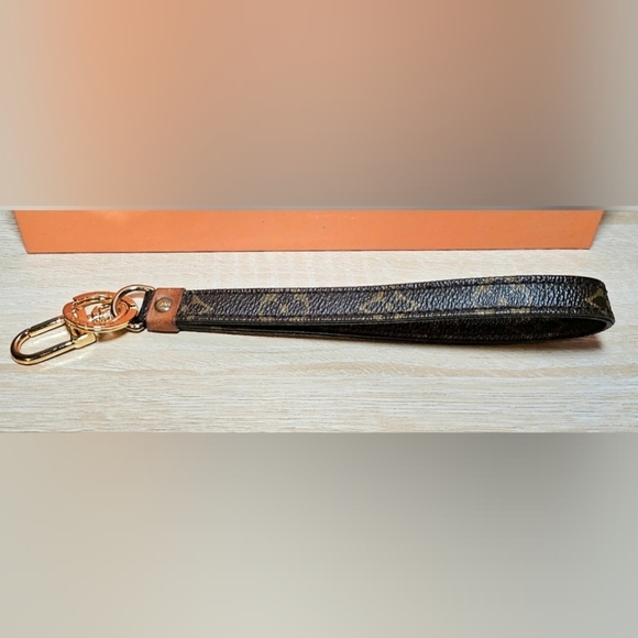 Authentic LOUIS VUITTON Gold Keychain With Monogram Canvas Strap - Picture 3 of 11